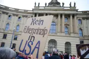 „No Kings“-Proteste in Berlin: Hunderte demonstrieren gegen Trump-Politik