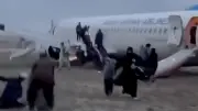Notrutschen-Einsatz in Kabul: Flugzeug schießt über Landebahn hinaus