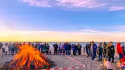 Osterfest an der Ostseeküste: Feuer am Strand und bunte Märkte trotz Aprilwetter