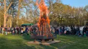 Osterfeuer im Kulturpark Neubrandenburg: Familienfest mit Musik und Knüppelkuchen