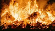 Osterfeuer in der Mecklenburgischen Seenplatte: Traditionelles Feuervergnügen zu Ostern