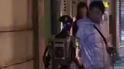 Polizei-Einsatz in Macau: Roboter belästigt Seniorin und wird abgeführt