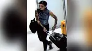 Polizei sucht Tattoo-Frau nach dreistem Koffer-Diebstahl am Berliner Flughafen BER