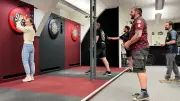Premiere in Halle: Erste Stadtmeisterschaft im Darts lockt Teilnehmer und Fans