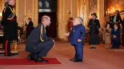 Prinz William verleiht Warwick Davis den Order of the British Empire für Engagement