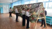 Russische Schüler im Werkunterricht: Tarnnetze für Putins Kriegsfront