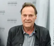 Schriftsteller Peter Schneider im Alter von 85 Jahren verstorben - Ein Nachruf auf den großen Stilisten