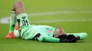 Schwere Knieverletzung nach 17 Sekunden: Eintracht Frankfurt bangt um Torwart Kaua Santos