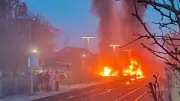 Schwerer Bahnunfall in der Südpfalz: Zug kracht in Autotransporter – Mehrere Explosionen und Großbrand
