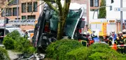 Schwerer Busunfall in Hamburg-Barmbek: 14 Verletzte nach Kollision mit Baum