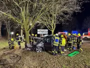 Schwerer Unfall auf A31: Auto prallt auf Rastplatz gegen Baum – Beifahrerin in Lebensgefahr