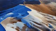 Seltenes Naturschauspiel: Schneefall verwandelt Badain-Jaran-Wüste in Nordchina
