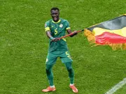 Senegals Idrissa Gueye bietet Medaillenübergabe an Marokko an