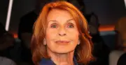 Senta Berger trotz Oberschenkelbruch: Erster Auftritt mit Security-Begleitung in München