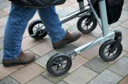 Sicher mit dem Rollator: 4 Experten-Tipps zur effektiven Sturzprävention im Alltag
