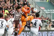 St. Pauli punktet gegen Frankfurt: Pfostentreffer und Notarzt-Einsatz prägen Bundesliga-Spiel