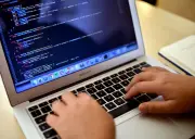 Studien zum Weltfrauentag: Vorurteile und KI bremsen Frauen in IT-Abteilungen aus