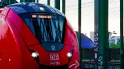Sturm-Chaos in NRW: Regionalbahn rammt Baum - 30 Fahrgäste evakuiert