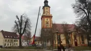 Templiner Kirchturmsanierung: Kran erleichtert Handwerkern die Arbeit in 30 Metern Höhe