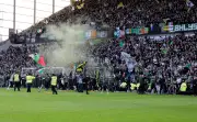 Tumulte überschatten Glasgow-Derby im Pokal: Fans stürmen Feld nach Elfmeterschießen