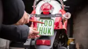 Uckermark: Mann lackiert Moped-Kennzeichen um - teurer Betrug fliegt auf