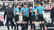 Ungewöhnliche Szene in der Bundesliga: Schiedsrichter muss während des Spiels ausgewechselt werden