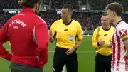 Ungewollter Münz-Trick: Schiedsrichter-Panne beim Bundesliga-Spiel sorgt für Lacher