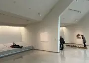 US-Künstlerin Carol Bove macht Guggenheim Museum mit Sofas und Tee gemütlich