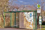 Vandalismus an Bushaltestellen: Hohe Kosten für zerstörte Wartehäuschen in Oranienbaum-Wörlitz