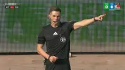 VAR-Bildschirm in Zweitliga-Spiel ausgefallen: Schiedsrichter muss auf Kollegin vertrauen