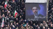 Verletzter Ober-Mullah verschwunden: Iranisches Regime inszeniert Jubel für unsichtbaren Führer