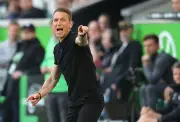 VfL Wolfsburg stürzt weiter ab: Trainer Daniel Bauer nach HSV-Niederlage vor dem Rauswurf