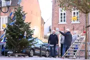 Weihnachtsdeko im Frühling: In Leer sorgt Filmkulisse für vorösterliche Verwirrung