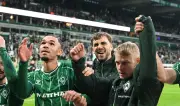 Werder Bremens Befreiungsschlag: Fans und Spieler feiern ersten Sieg nach 13 Spielen gemeinsam
