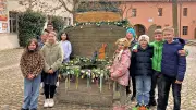 Wittenberger Osterbrunnen: Schüler schmücken historische Brunnen mit bunten Eiern