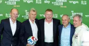 WM-Helden von 1990 feiern Filmpremiere: Söder köpft Ball und Littbarski verschenkt Hoodies