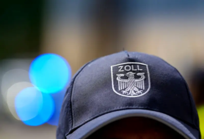 Zoll beschlagnahmt illegale Tabakprodukte und Cannabis in Berliner Shisha-Shop