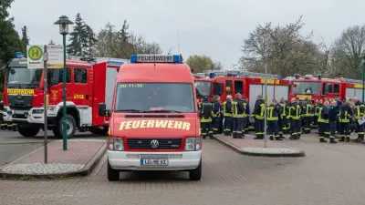 25 Feuerwehrautos verabschieden Brandmeister Dirk Baumann in Amt Neuhaus mit bewegender Kolonnenfahrt