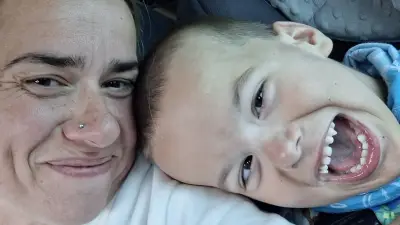 25 Kilo Liebe im Arm: Mutter kämpft für barrierefreien Alltag ihres kranken Sohnes