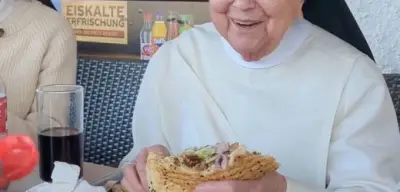 92-jährige Nonne wird zum Social-Media-Star durch Döner-Video