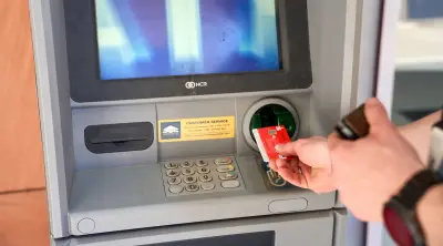 92-Jähriger in Dessau am Geldautomaten betrogen – 1.500 Euro weg