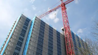 Abriss des Hochhauses in Halle-Neustadt beginnt endlich: Kran steht bereit