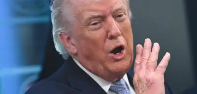 Aggressive Politikersprache: Von Trump geprägte Beleidigungen und Provokationen im politischen Diskurs