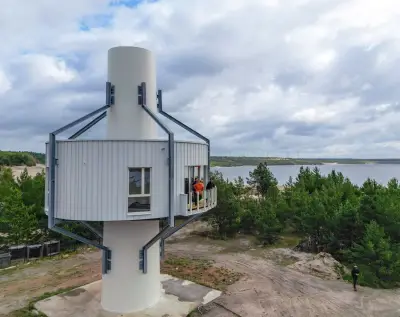 Altes Windrad in Brandenburg wird zur Ferienwohnung am See