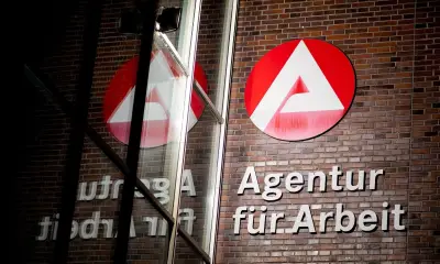 Arbeitsmarkt schwächelt: Arbeitslosigkeit sinkt kaum – Defizit der BA steigt