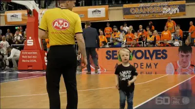 Basketball-Bundesliga: Kleiner Fan stürmt Spielfeld bei Rostock gegen Ulm