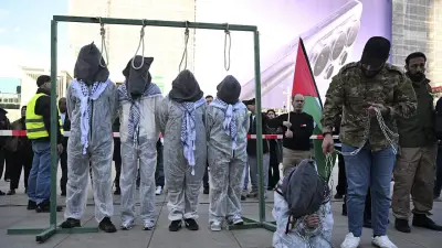 Berliner Alexanderplatz: Pro-palästinensische Demonstranten inszenieren menschenverachtende Hinrichtungsszene