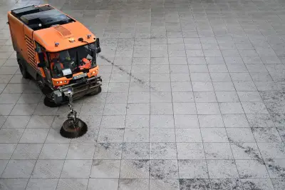 Berliner Stadtreinigung bewältigt Mammutaufgabe: Fast 10.000 Tonnen Splitt entfernt