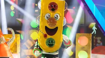 Bernd Schuster überrascht als singende Ampel: DFB-Legende begeistert bei Masked Singer in Spanien