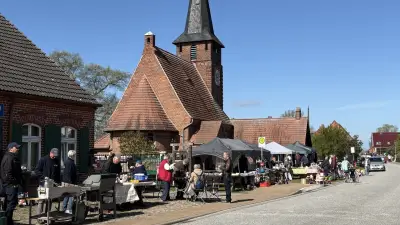 Bälows kleiner Straßenflohmarkt begeistert mit familiärem Flair